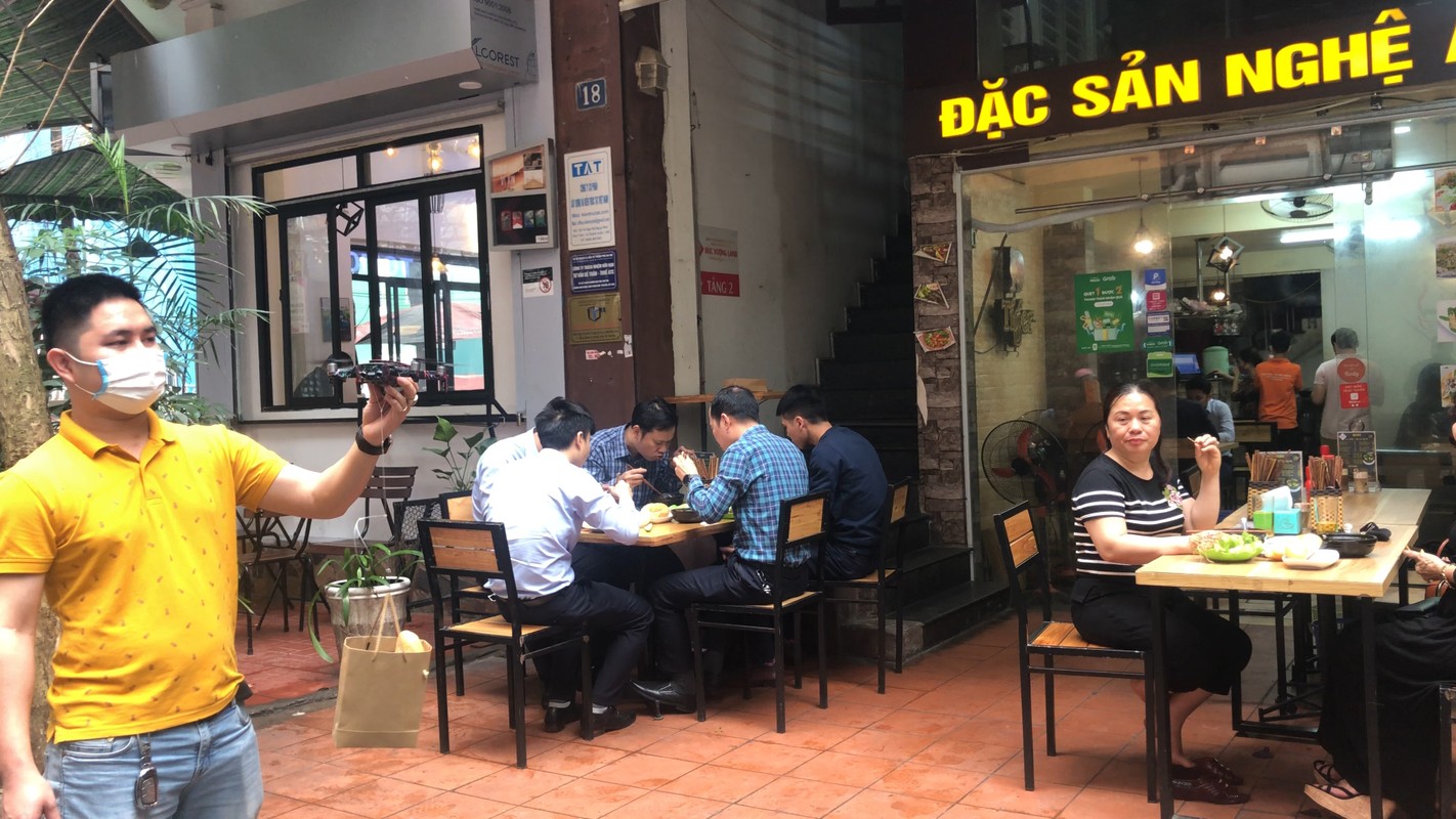 Ha Noi: Hai huoc canh flycam phuc vu treo lo lung ngay tren dau khach hang-Hinh-7