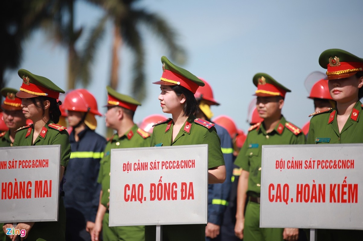 Canh sat Ha Noi doi nang thi dap lua, cuu nguoi-Hinh-2