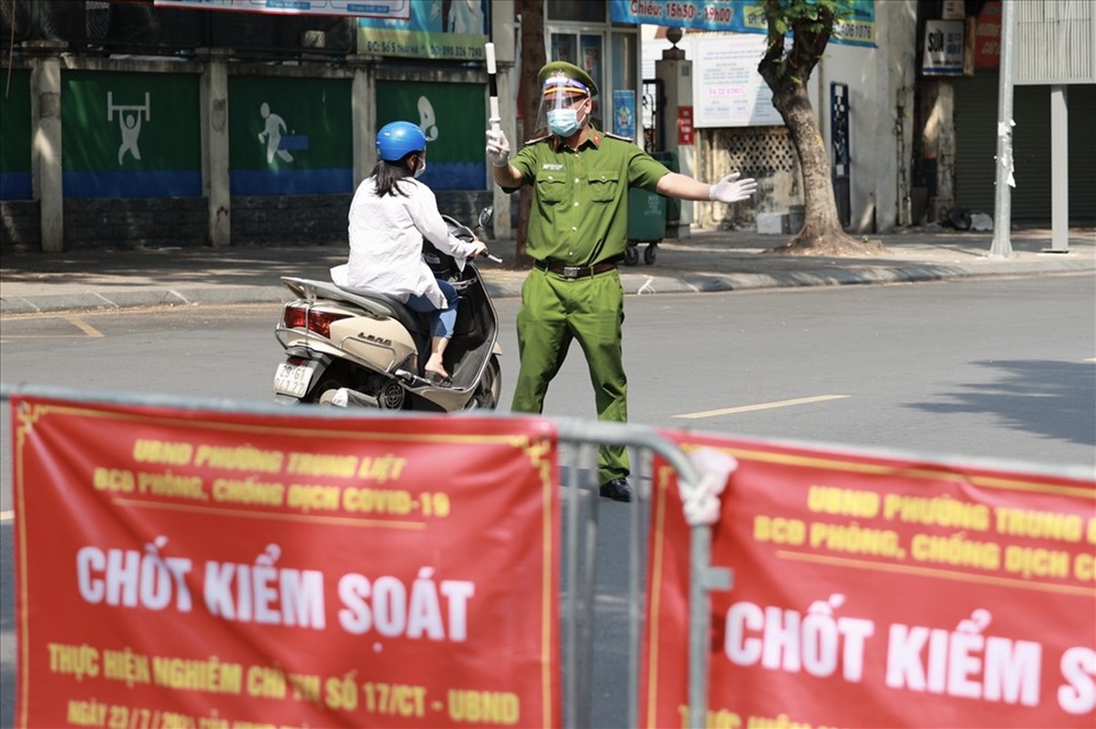 Cong an, dan quan Ha Noi doi nang kiem soat phong dich COVID-19