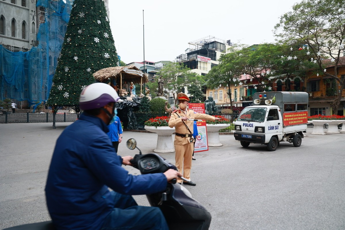 “Vung loi” Ha Noi siet chat phong dich, gioi tre ngam ngui nhin diem check-in Noel bi han che-Hinh-2