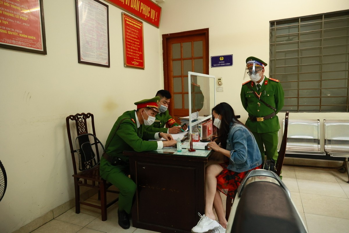 “Vung loi” Ha Noi siet chat phong dich, gioi tre ngam ngui nhin diem check-in Noel bi han che-Hinh-6