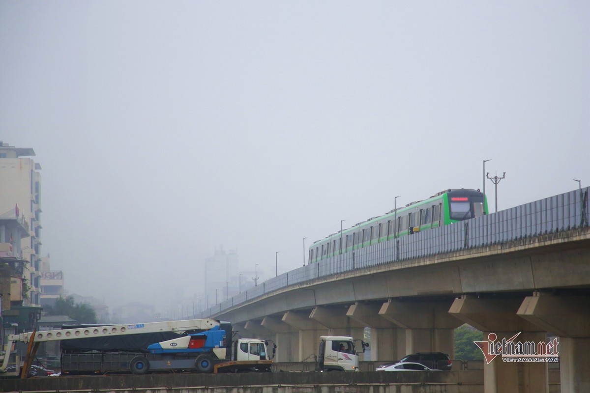 Ha Noi chim trong mua phun, suong giang tu sang den trua