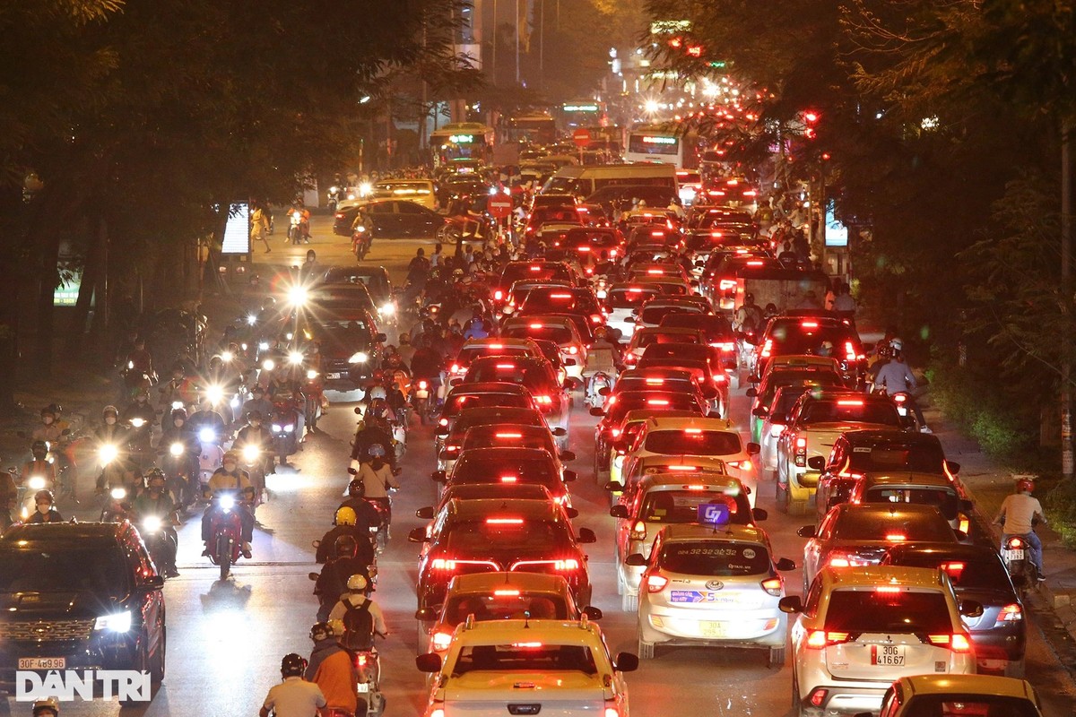 Duong pho un tac gio cao diem, “binh thuong cu” o Ha Noi da quay tro lai?-Hinh-11