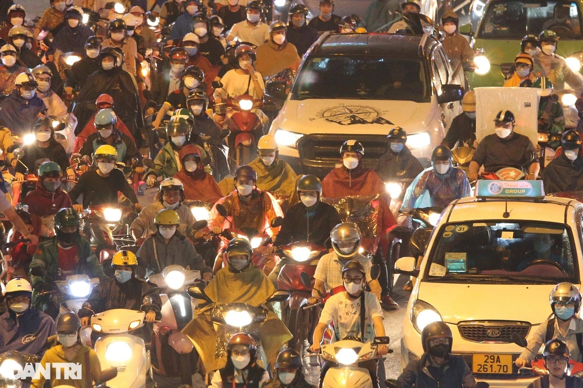 Duong pho un tac gio cao diem, “binh thuong cu” o Ha Noi da quay tro lai?-Hinh-14