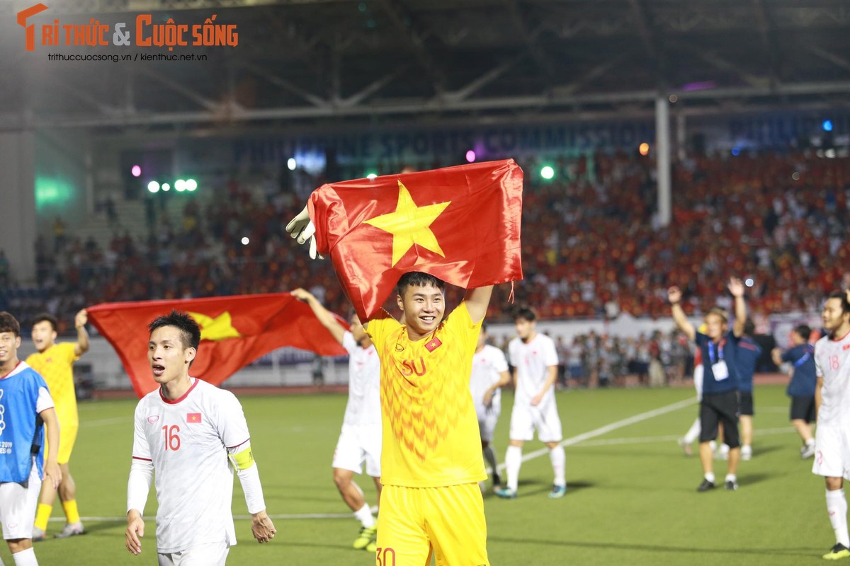 Vo oa khoanh khac hang trieu nguoi an mung HCV SEA Games 30 cung U22 Viet Nam-Hinh-4