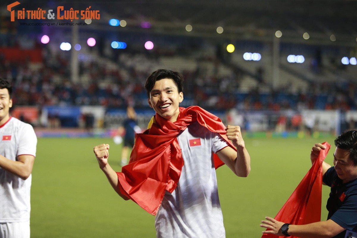 Vo oa khoanh khac hang trieu nguoi an mung HCV SEA Games 30 cung U22 Viet Nam-Hinh-5