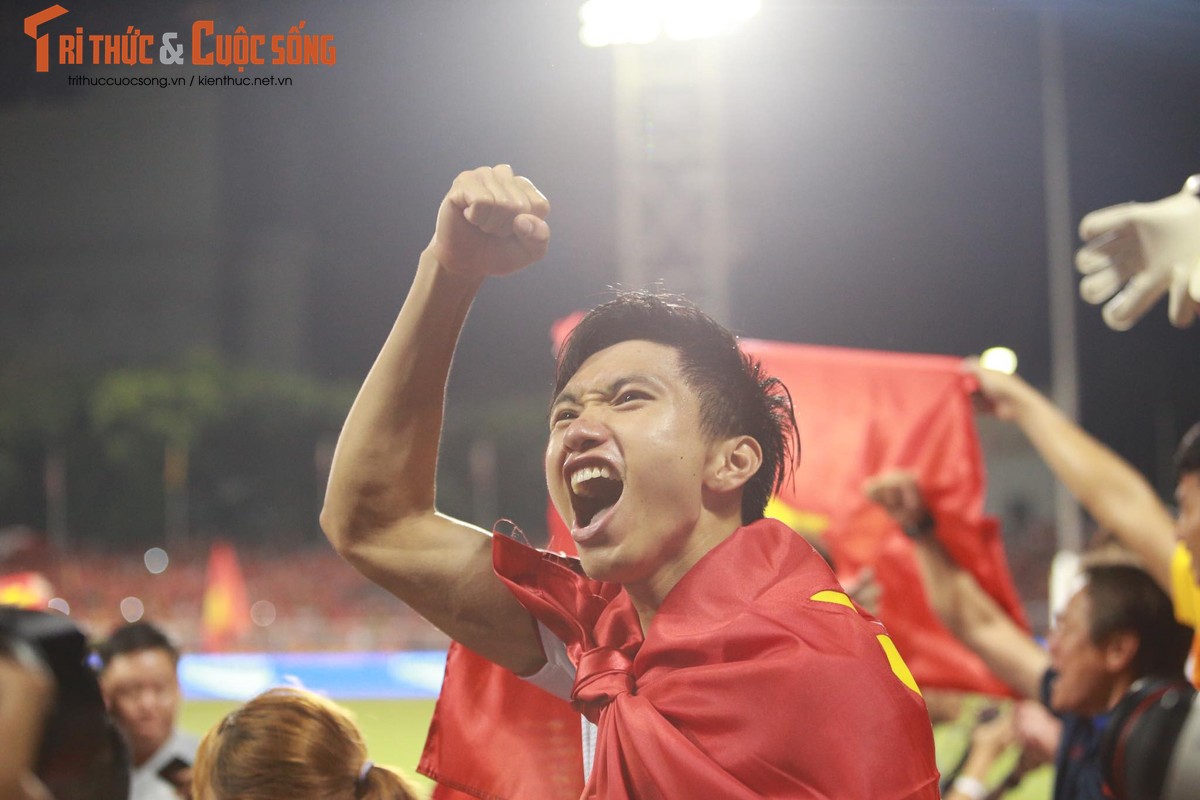 Vo oa khoanh khac hang trieu nguoi an mung HCV SEA Games 30 cung U22 Viet Nam-Hinh-6