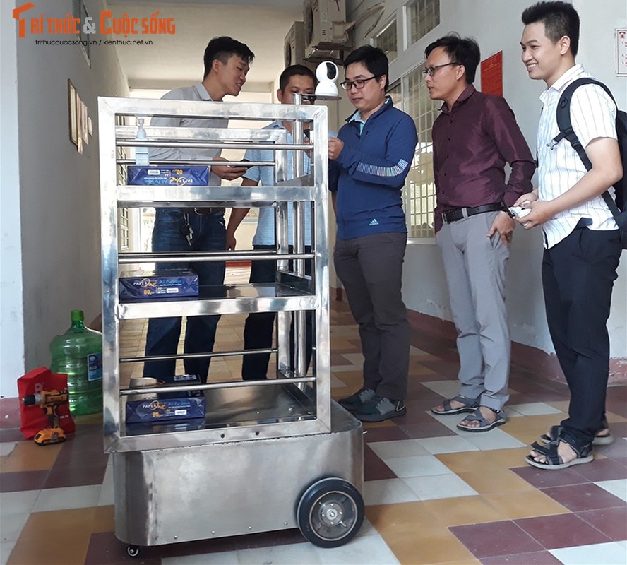 “Soi” robot phuc vu nguoi cach ly vi Covid-19 cua thay tro DH Da Nang-Hinh-5