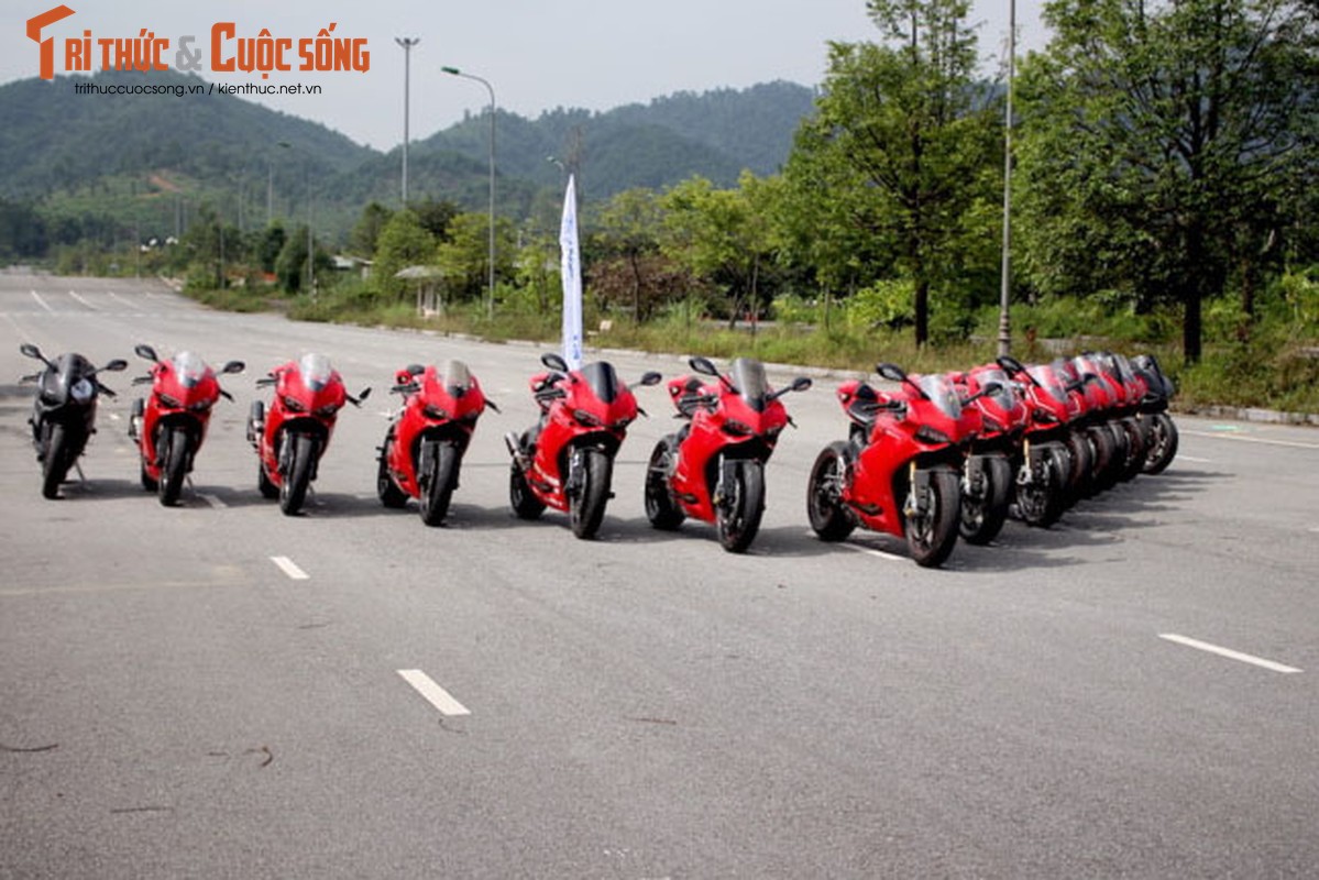 Dan sieu moto Ducati Panigale “khoe dang” tai Ha Noi-Hinh-10