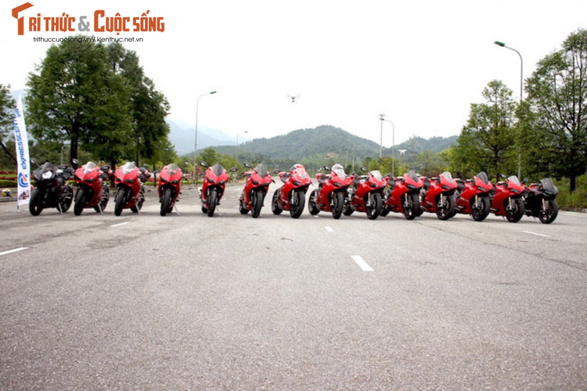 Dan sieu moto Ducati Panigale “khoe dang” tai Ha Noi-Hinh-4
