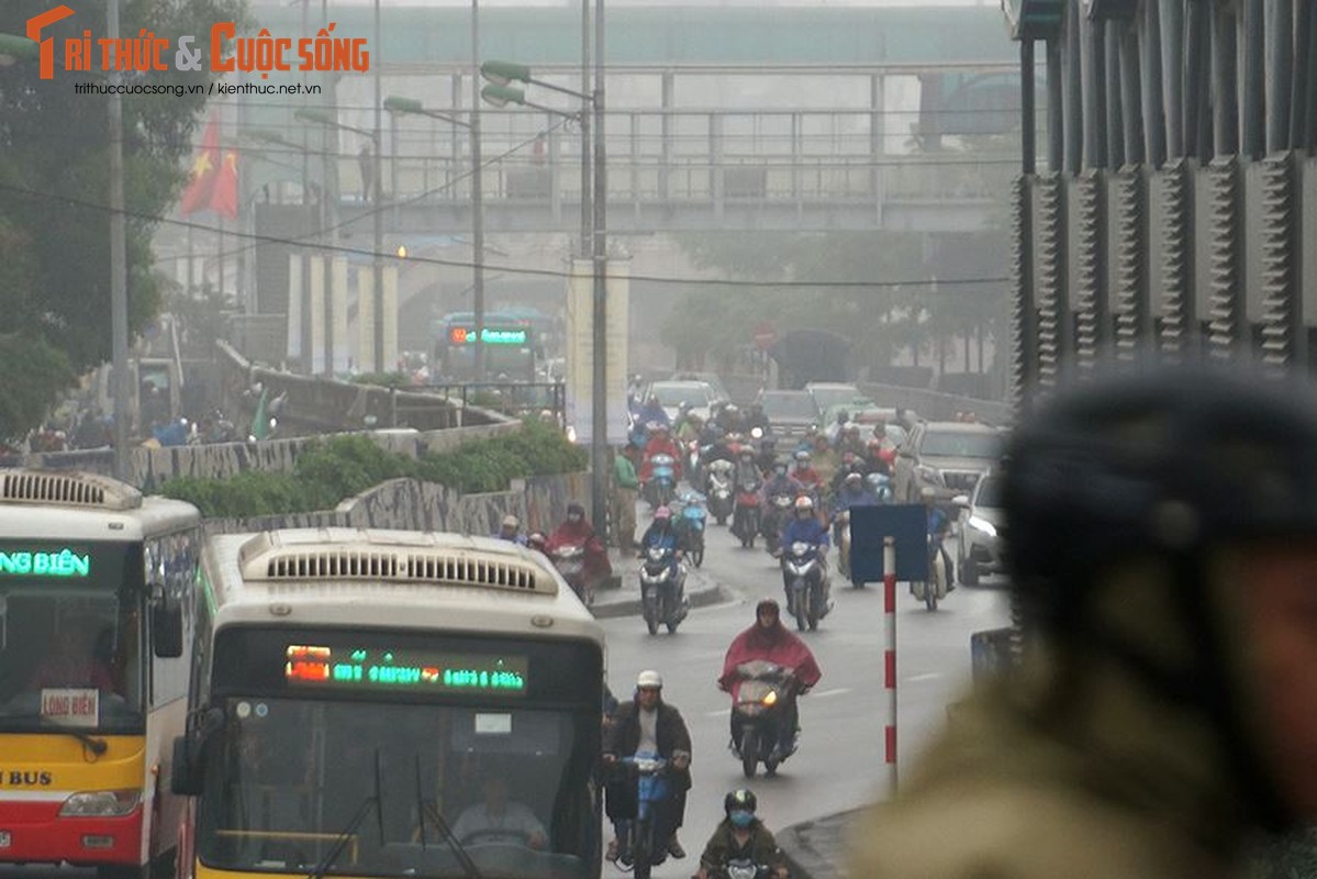 Ha Noi ngap trong suong mu, giao thong di lai kho khan-Hinh-2