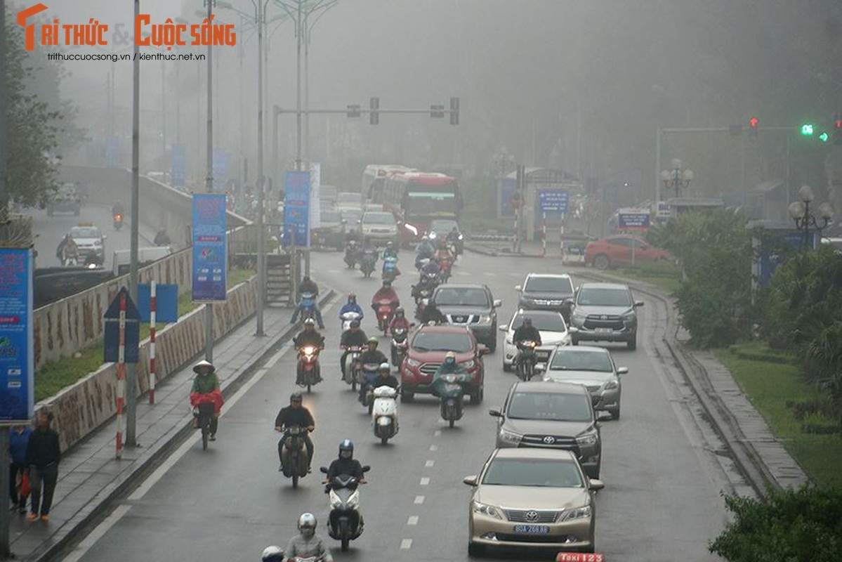 Ha Noi ngap trong suong mu, giao thong di lai kho khan