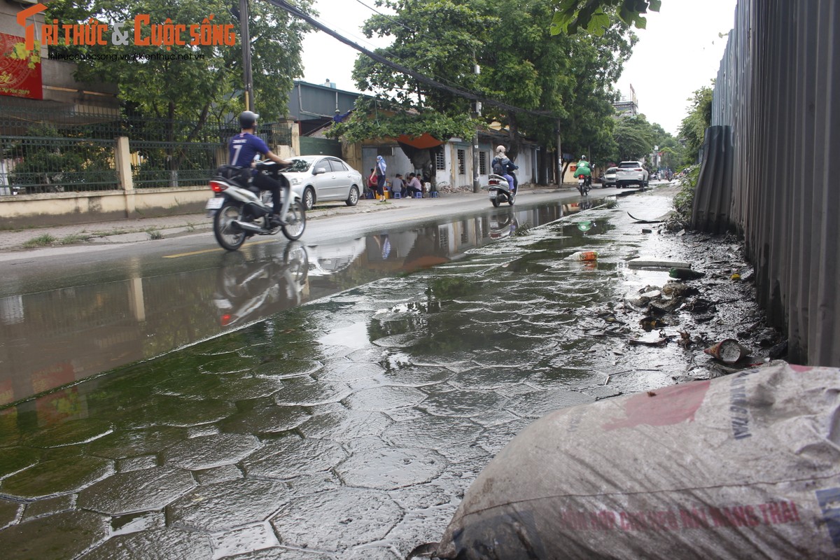 Con duong mua cung ngap, khong mua cung ngap o Ha Noi khien dan buc xuc-Hinh-13