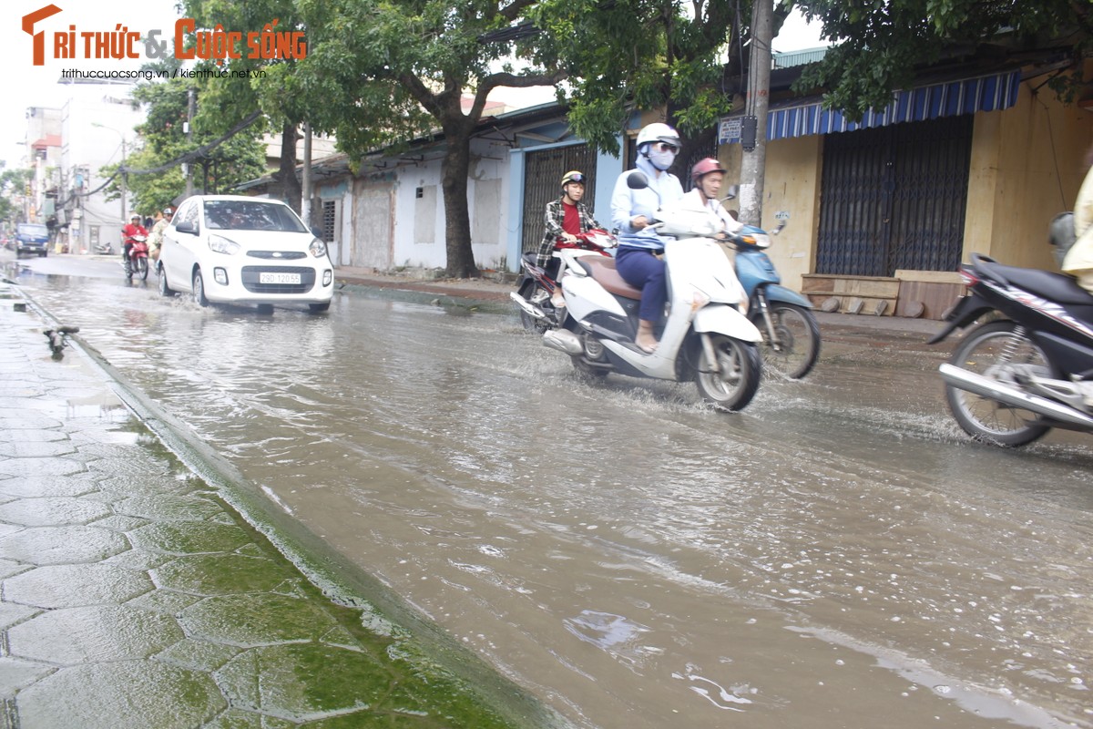 Con duong mua cung ngap, khong mua cung ngap o Ha Noi khien dan buc xuc-Hinh-4