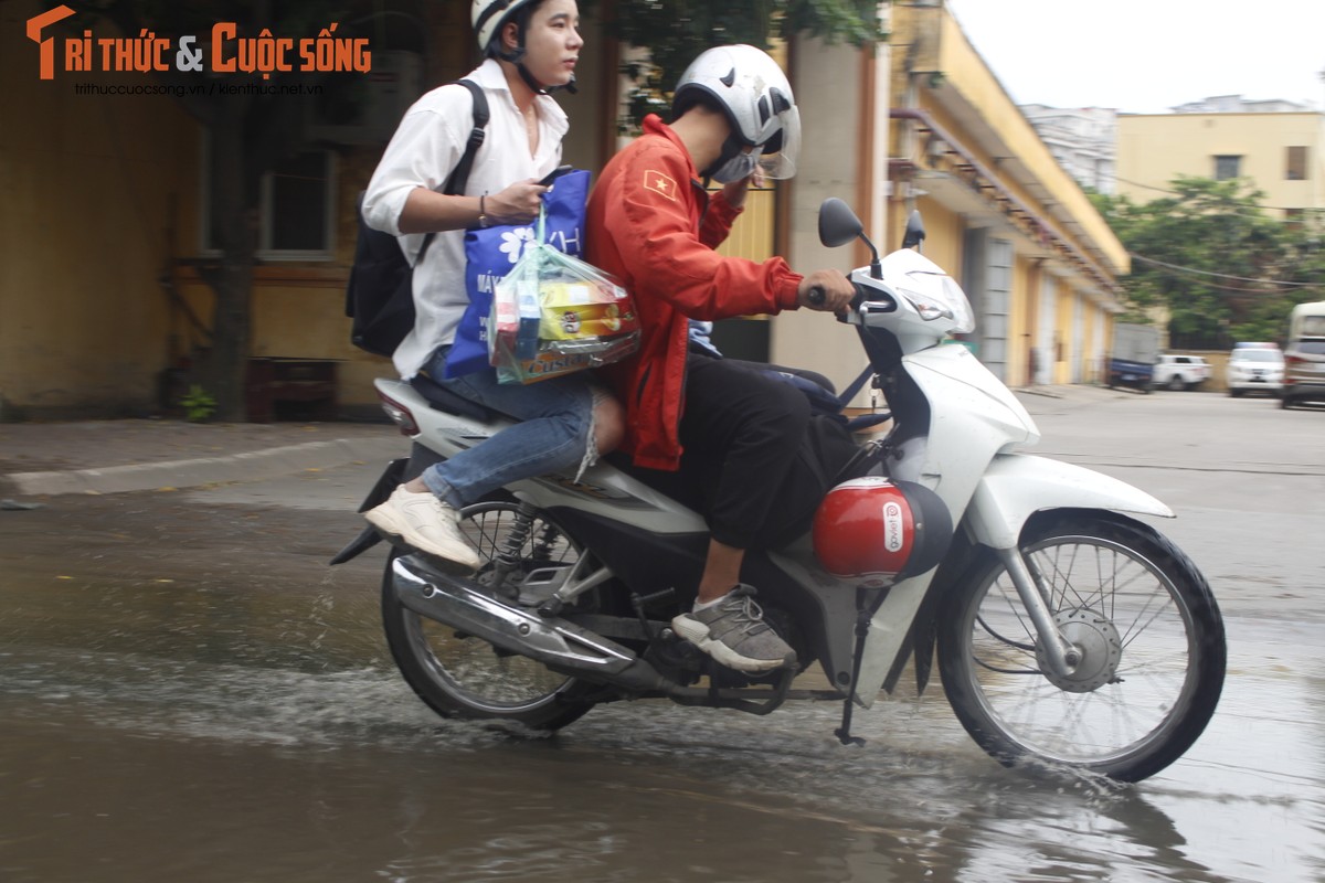 Con duong mua cung ngap, khong mua cung ngap o Ha Noi khien dan buc xuc-Hinh-8