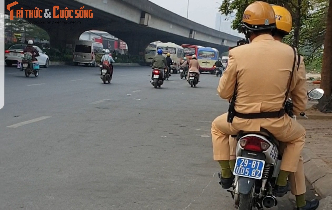 Thay CSGT, hang loat xe khach bo chay tui bui tren pho Ha Noi-Hinh-10