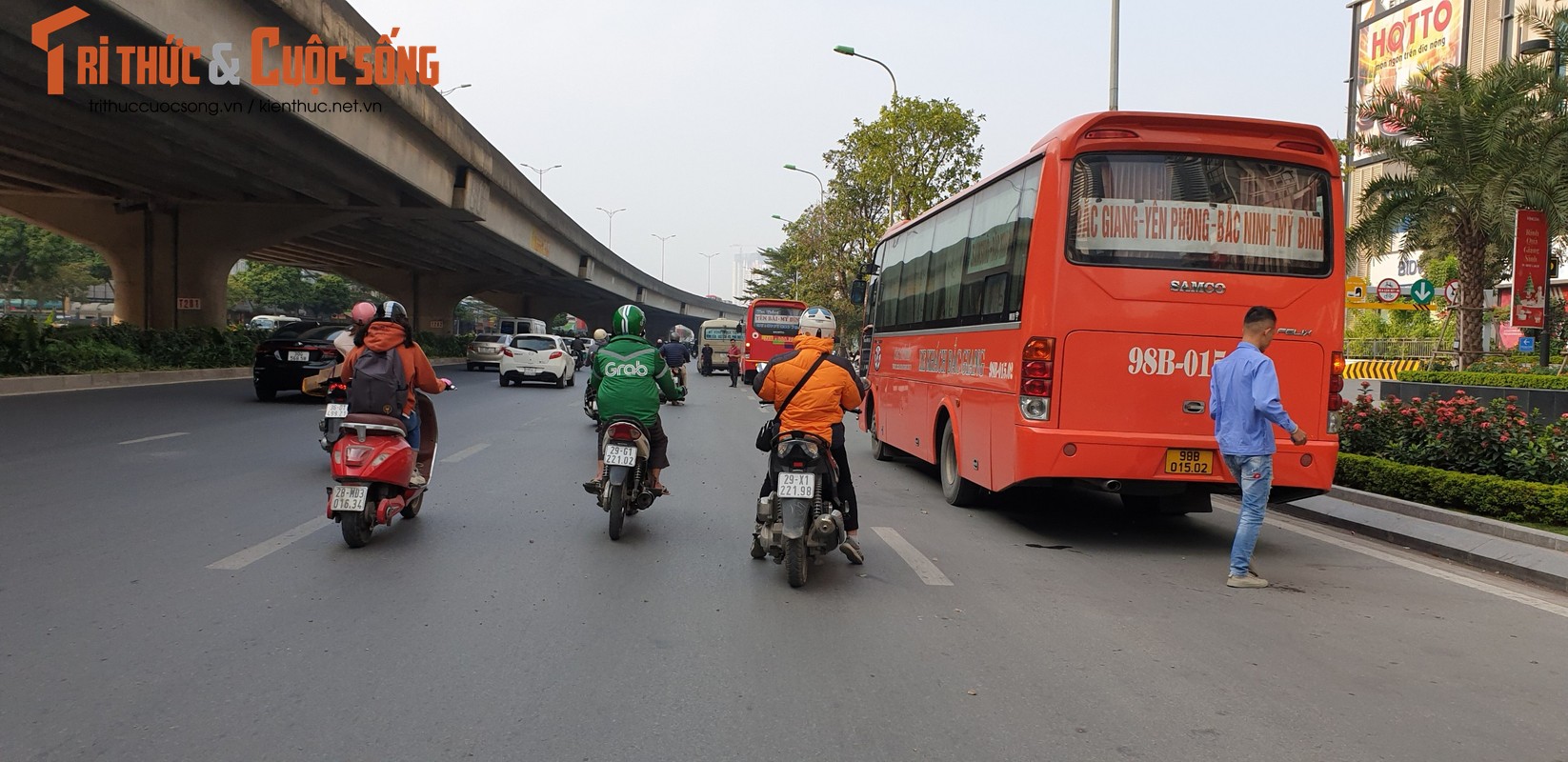 Thay CSGT, hang loat xe khach bo chay tui bui tren pho Ha Noi-Hinh-5