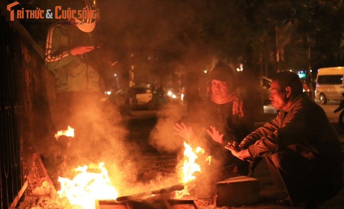 Ha Noi: Nguoi lao dong dot lua chong choi voi ret duoi 10 do C