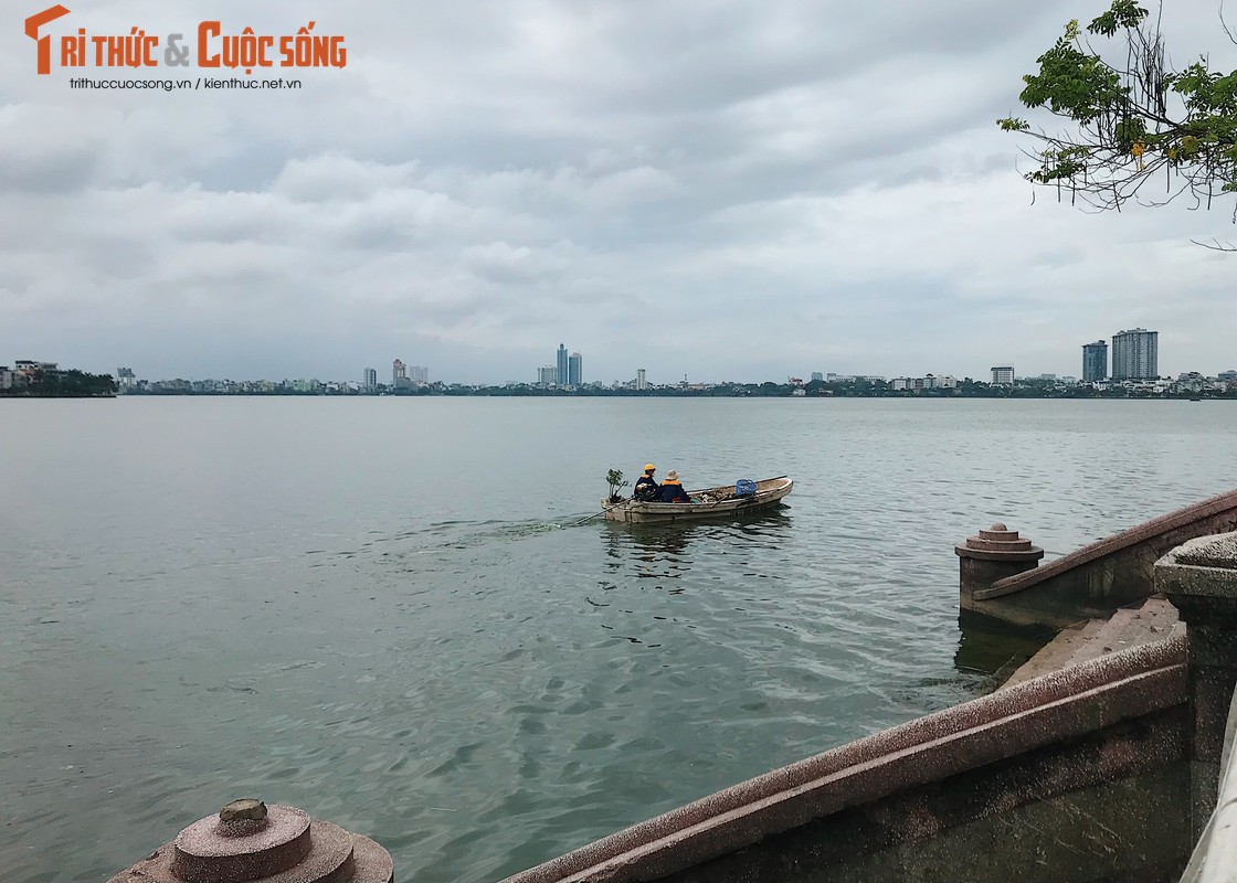 Nguoi Ha Noi xa rac xuong Ho Tay, chieu lai thi nhau tam mat-Hinh-10