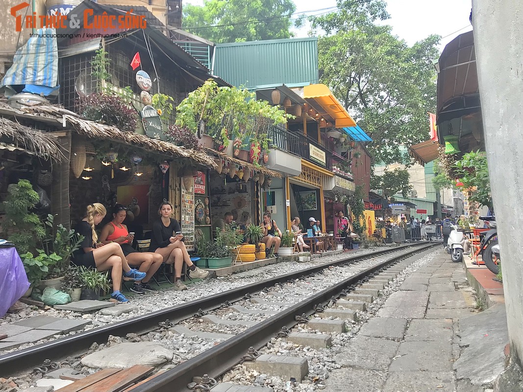 Toan canh pho cafe duong Tau ngay dau bi rao chan-Hinh-3