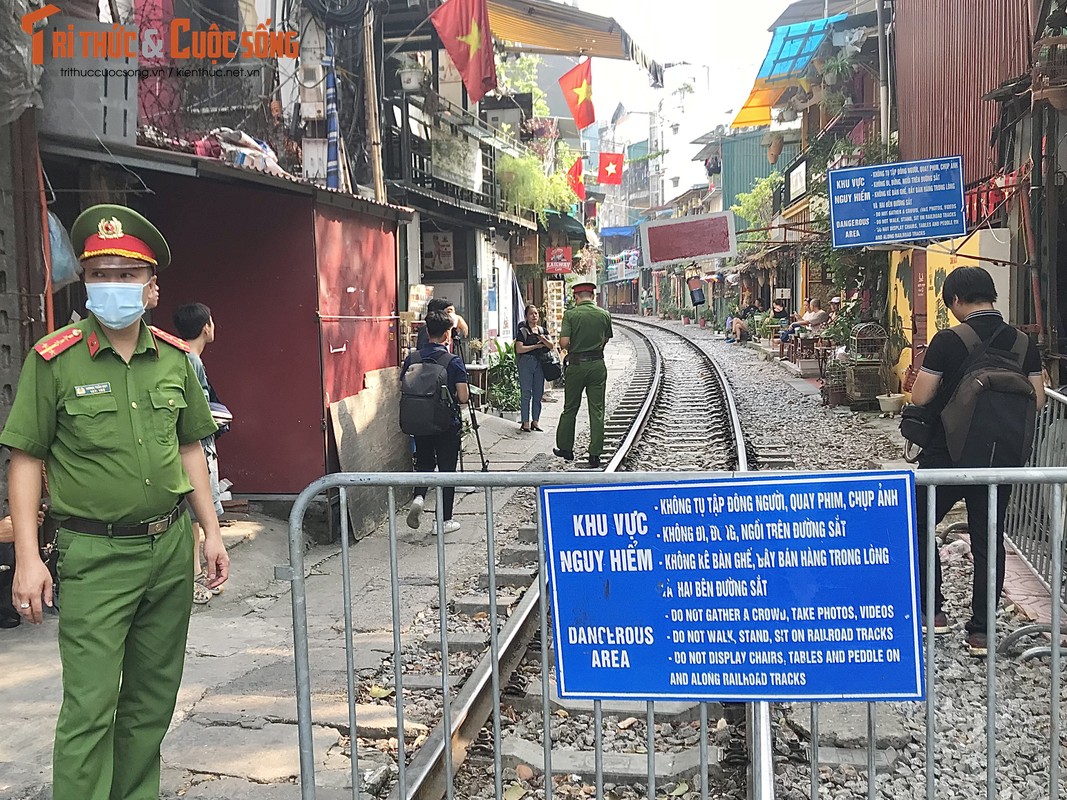 Toan canh pho cafe duong Tau ngay dau bi rao chan-Hinh-6