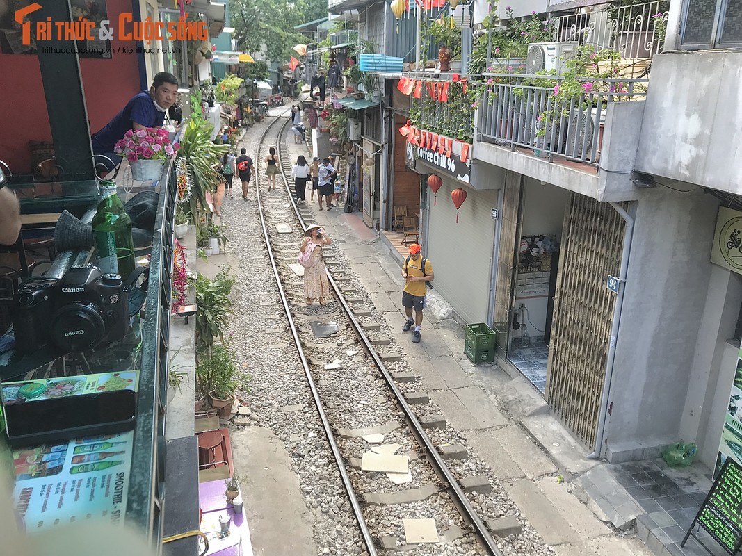 Toan canh pho cafe duong Tau ngay dau bi rao chan-Hinh-9