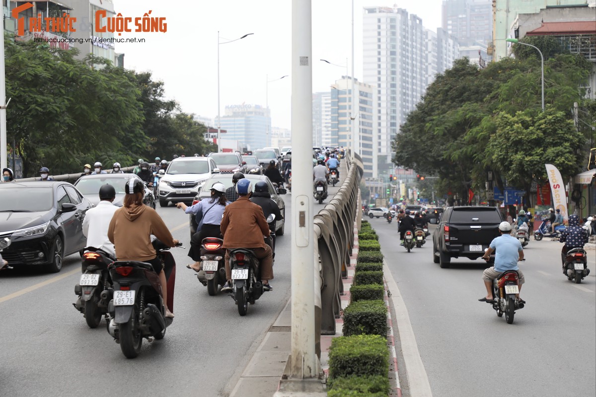 Bien cam, xe may van di tren cau vuot Le Van Luong - Lang Ha-Hinh-7