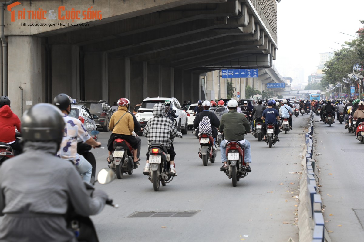 Ha Noi: Gan 4 thang phan lan, duong Nguyen Trai van hon loan-Hinh-4