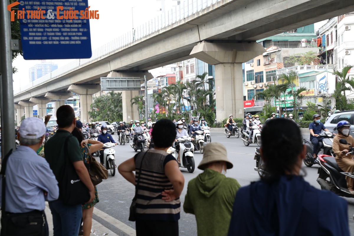 Ha Noi: Gan 4 thang phan lan, duong Nguyen Trai van hon loan-Hinh-8