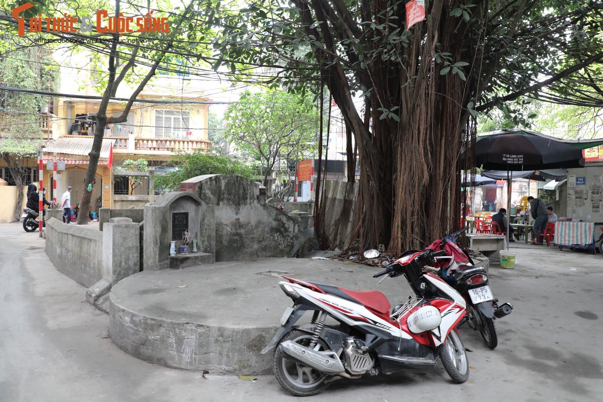 Toan canh con pho co nhieu ngoi mo sat nha dan o Ha Noi-Hinh-4