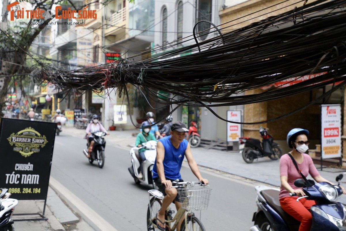 Ha Noi: Bat an nhung bui day dien, cap vien thong chang chit tren pho-Hinh-2