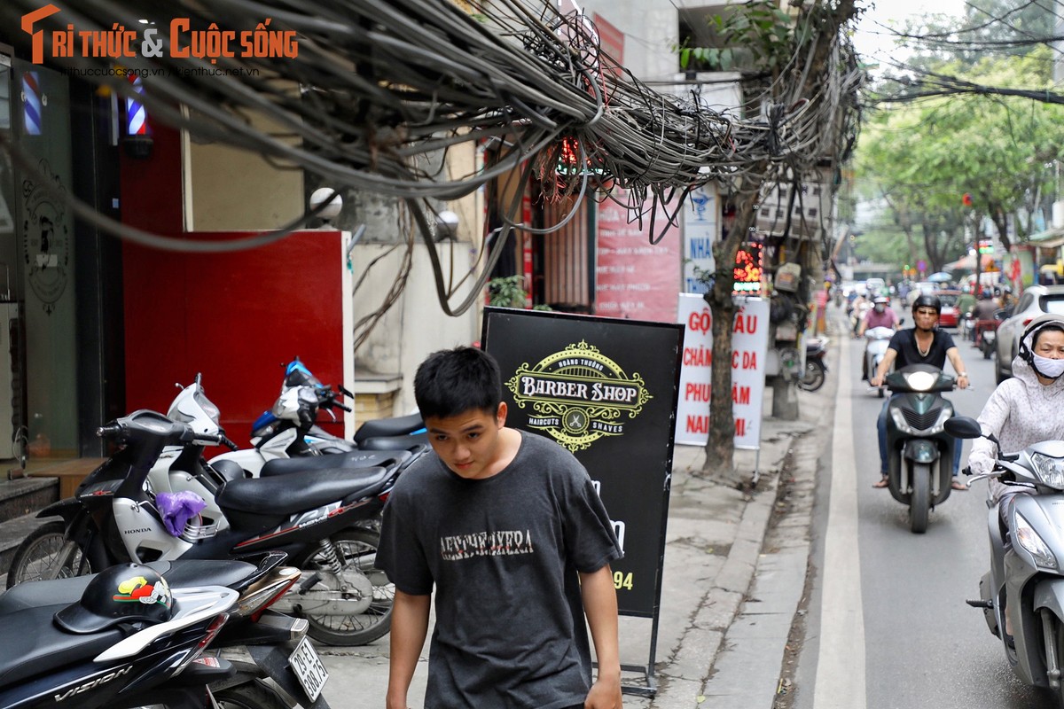 Ha Noi: Bat an nhung bui day dien, cap vien thong chang chit tren pho-Hinh-3