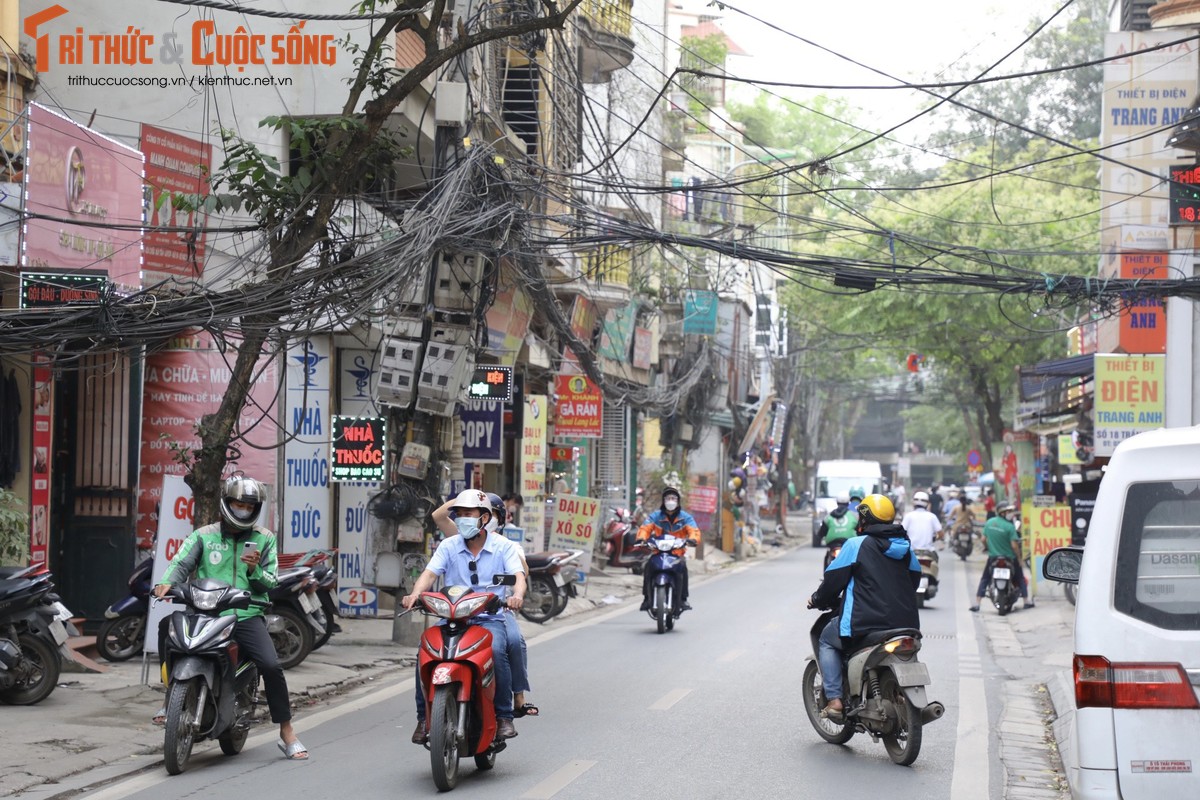 Ha Noi: Bat an nhung bui day dien, cap vien thong chang chit tren pho