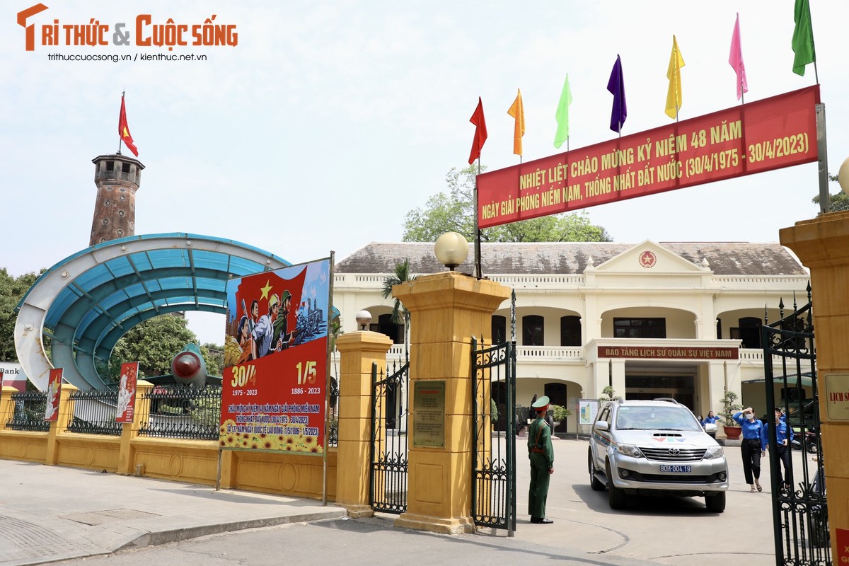 Ha Noi ruc ro co hoa chao mung Ngay Giai phong mien Nam-Hinh-5