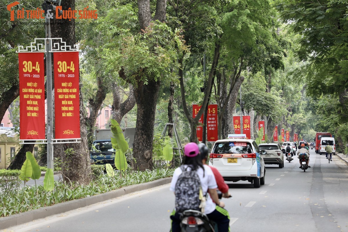 Ha Noi ruc ro co hoa chao mung Ngay Giai phong mien Nam-Hinh-7