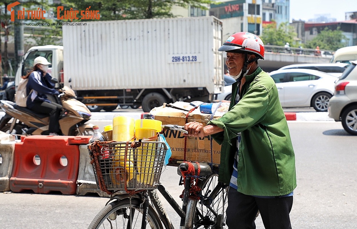 Ha Noi: Nang nong dinh diem nhu thieu dot khien nguoi dan vat va-Hinh-4