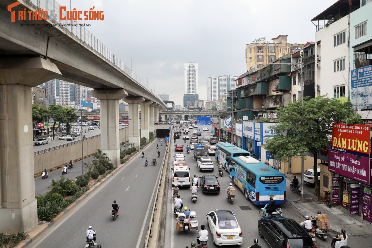 Ha Noi: Toan canh tuyen duong Nguyen Trai sap dung 8 “lo cot“-Hinh-12