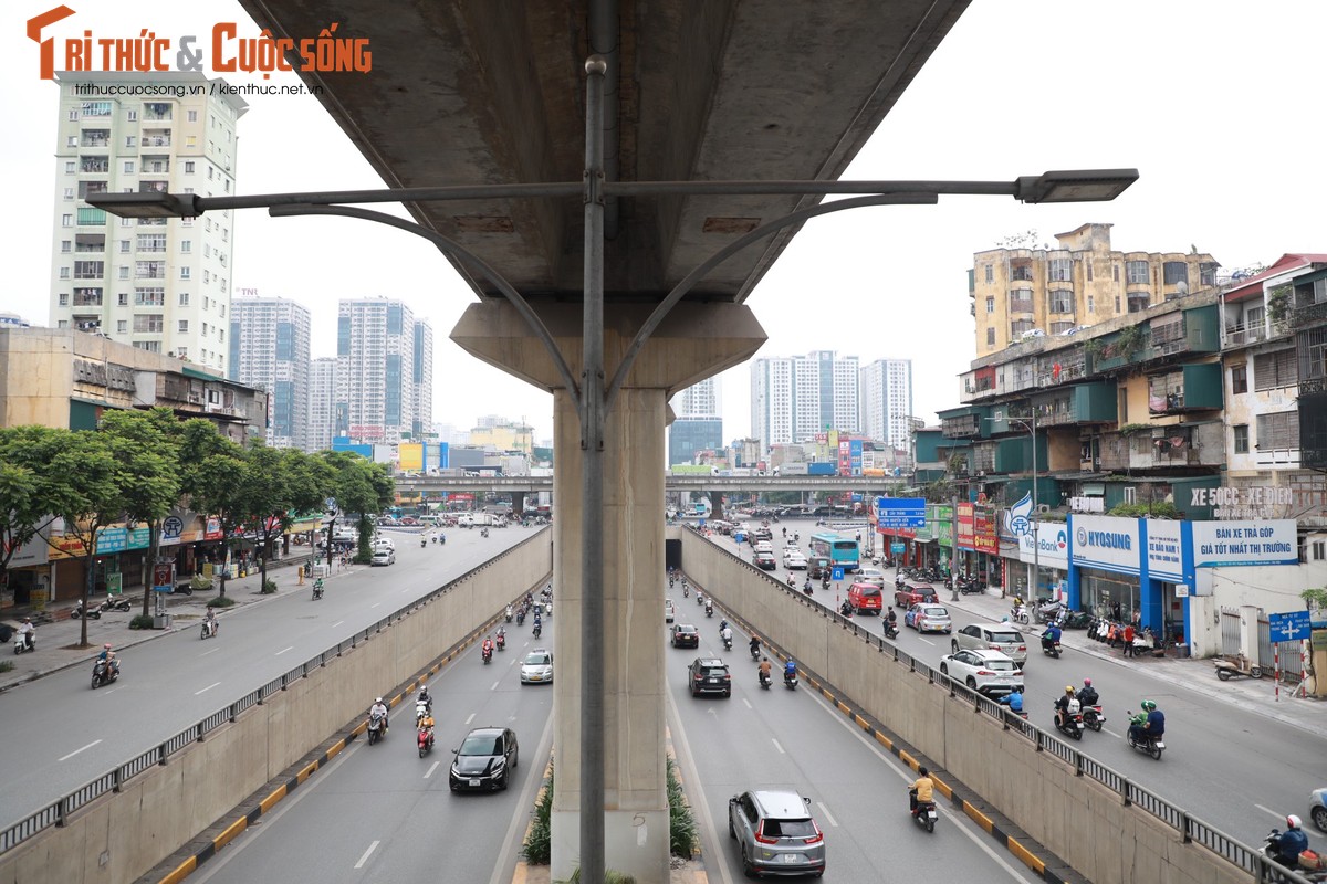 Ha Noi: Toan canh tuyen duong Nguyen Trai sap dung 8 “lo cot“-Hinh-2