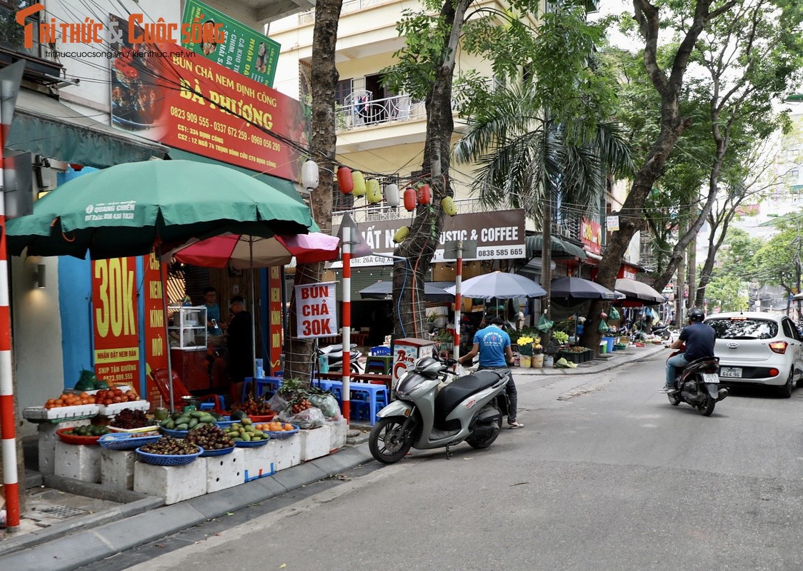 Ha Noi: Via he phuong Dinh Cong bi chiem dung ca ngay lan dem-Hinh-9