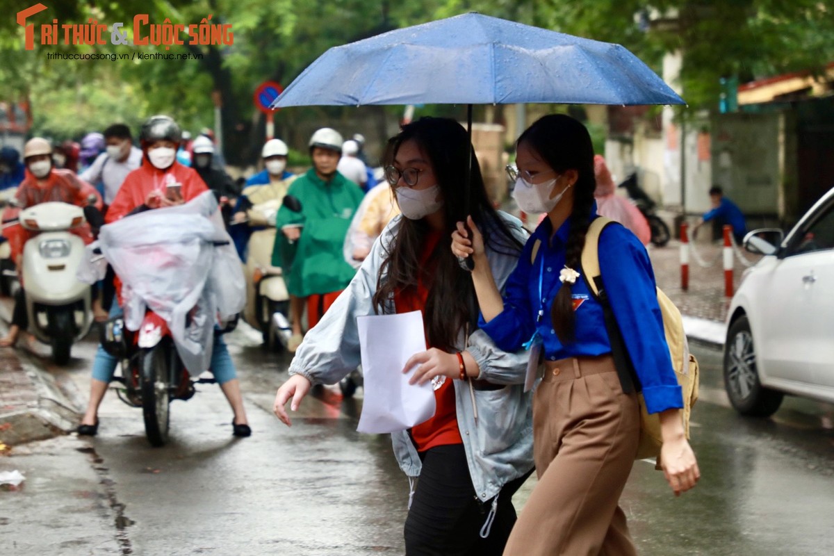 Thi sinh Ha Noi “doi mua” trong mon thi dau tien ky thi tot nghiep THPT-Hinh-7