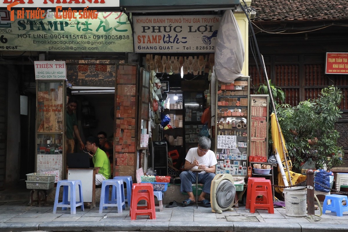 Gan nua doi nguoi giu nghe khac con dau thu cong o Ha Noi