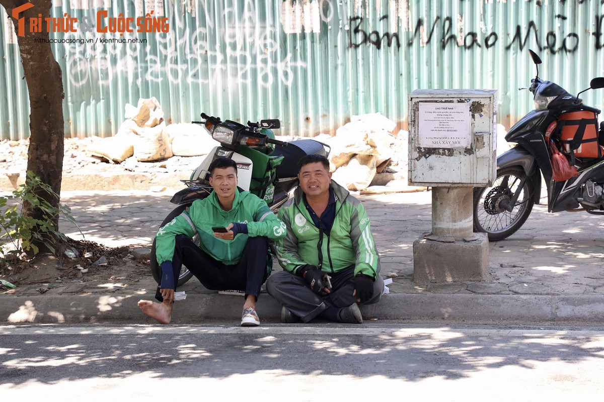 Ha Noi: Shipper, xe om chat vat muu sinh duoi nang nong ky luc-Hinh-10