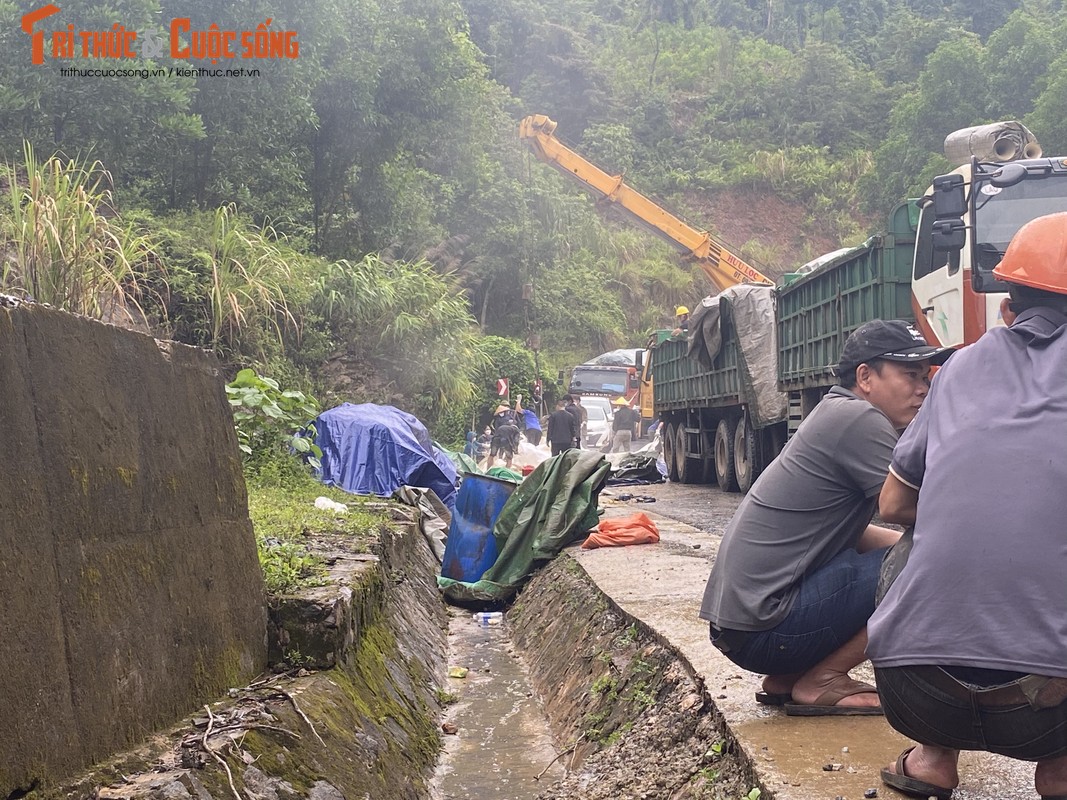 Xe dau keo lat nghieng ben vach nui tren quoc lo 12C-Hinh-3