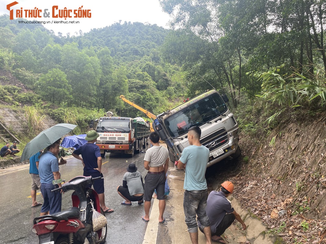 Xe dau keo lat nghieng ben vach nui tren quoc lo 12C