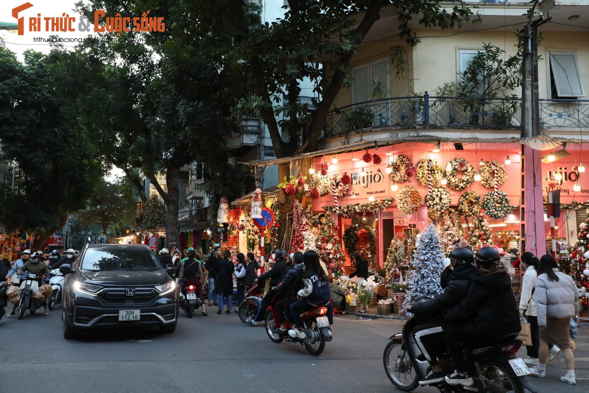 Doi troi lanh, check-in pho Hang Ma de don Giang sinh som