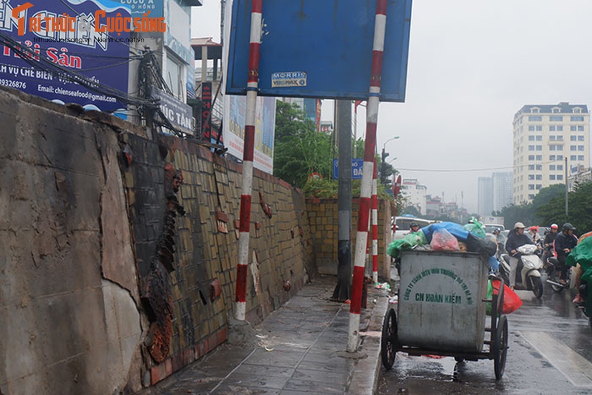 Con duong gom su o Ha Noi xuong cap, nhech nhac tham hai-Hinh-3