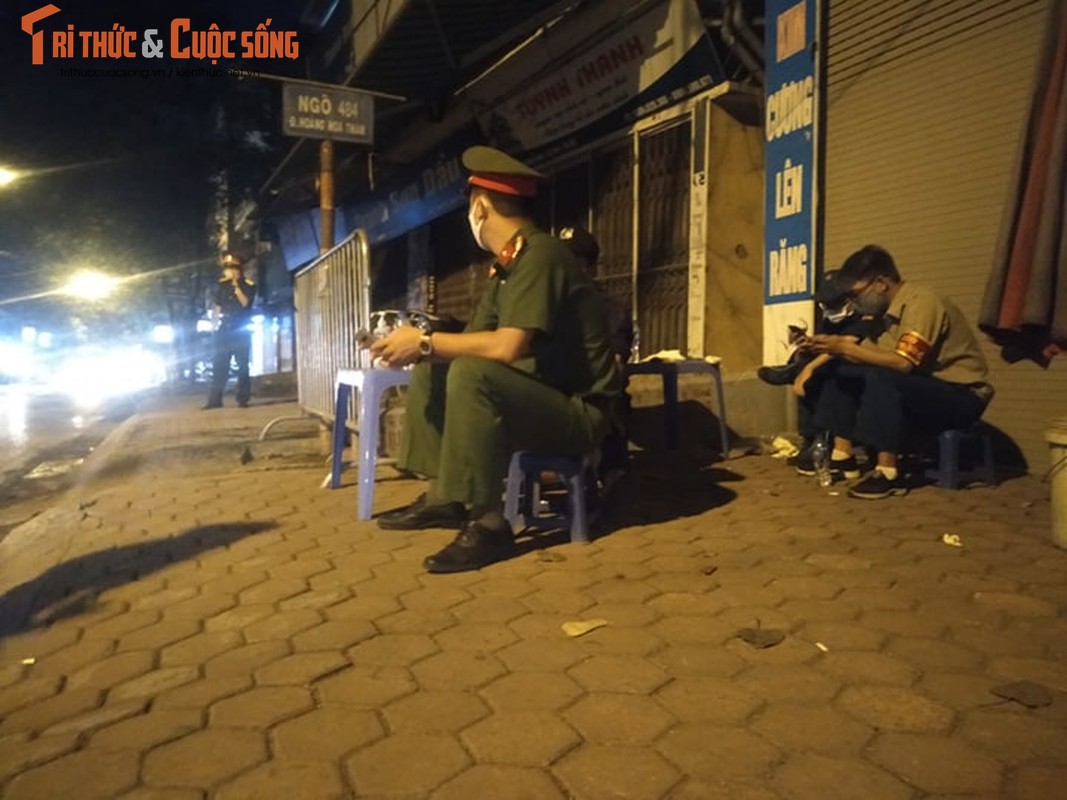 Ha Noi: Phong toa 2 ngo duong Hoang Hoa Tham co nguoi nghi nhiem COVID -19-Hinh-10