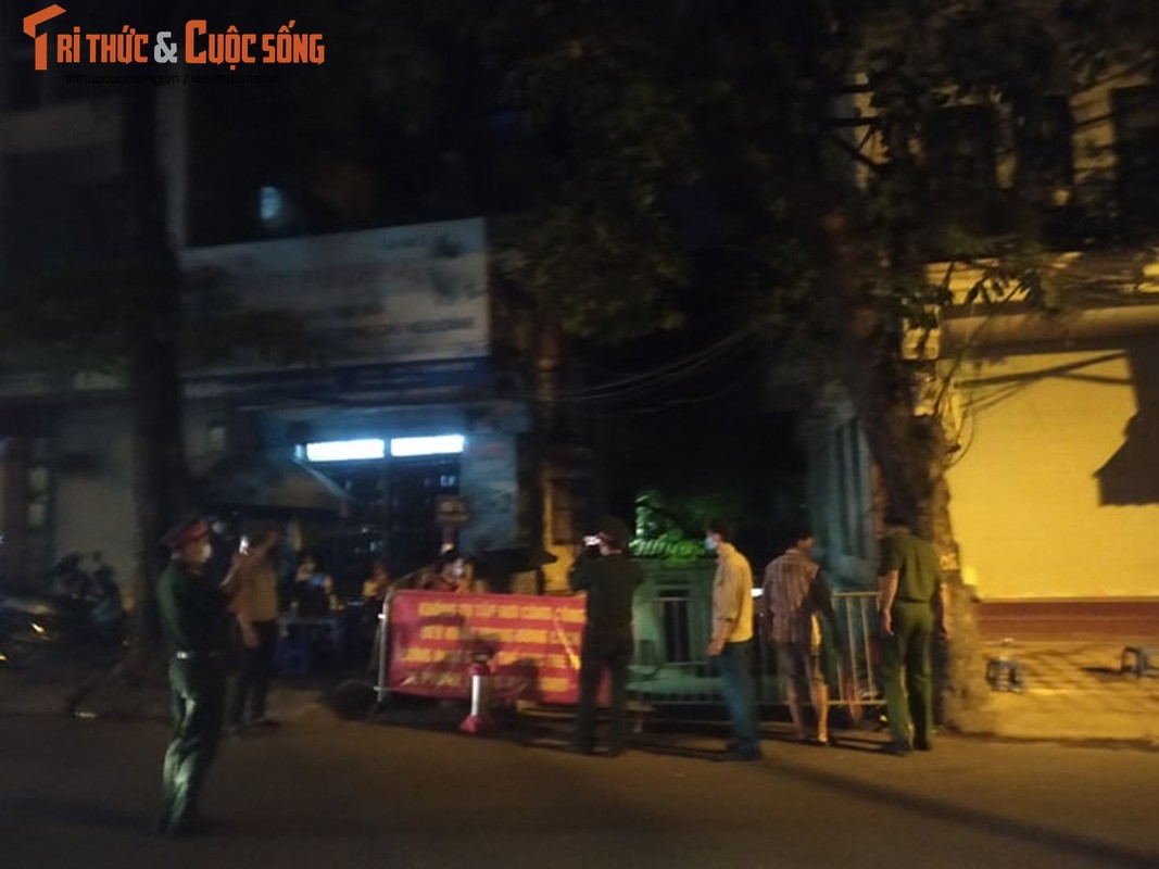 Ha Noi: Phong toa 2 ngo duong Hoang Hoa Tham co nguoi nghi nhiem COVID -19-Hinh-11