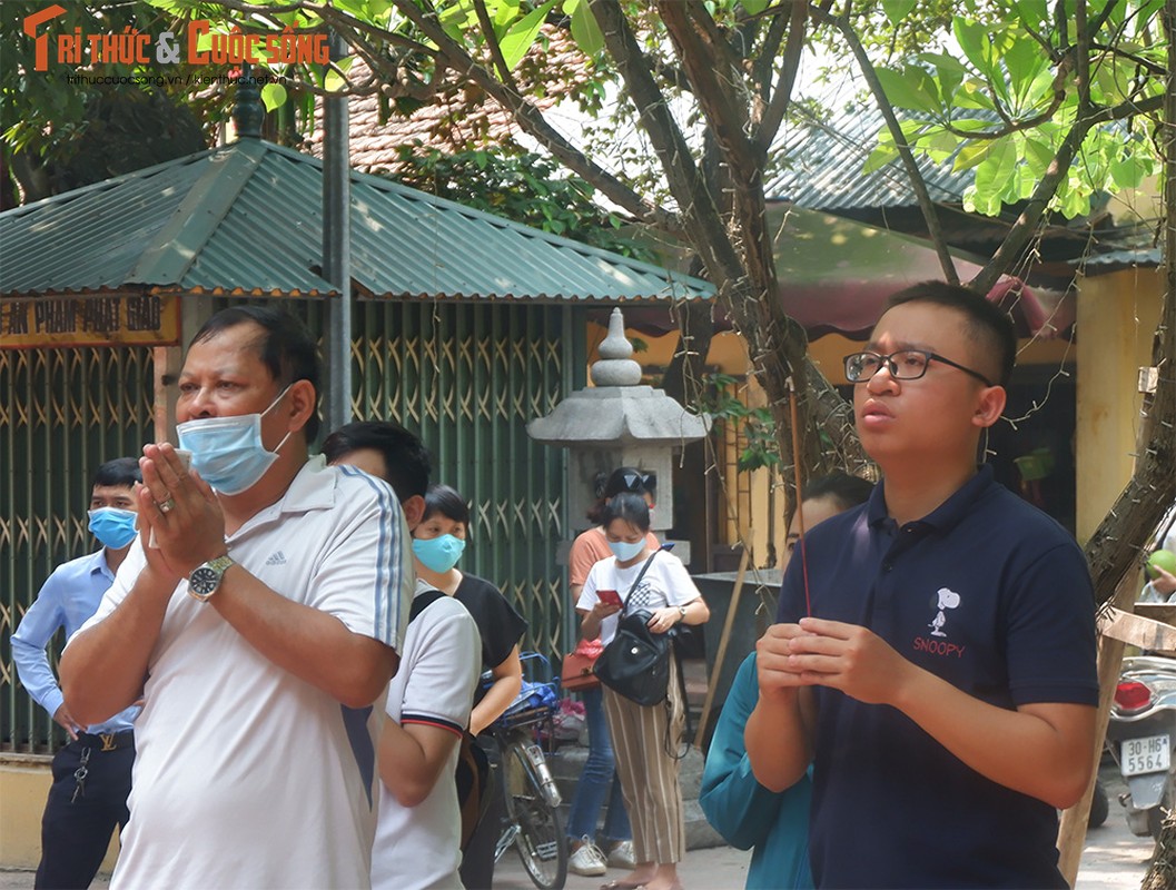 Nguoi dan khong deo khau trang, bat chap dich COVID-19 tai chua Phuc Khanh-Hinh-6