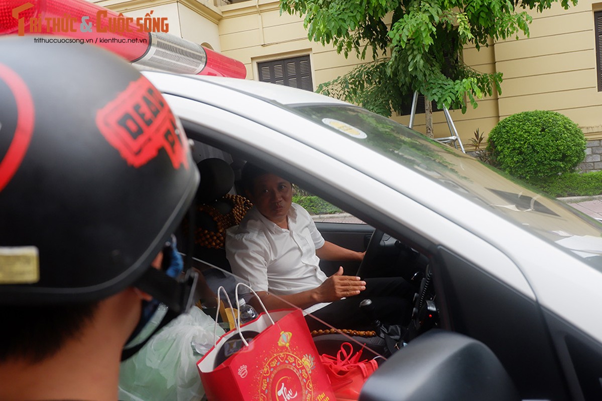 Ong Doan Ngoc Hai noi gi khi ra Ha Noi dua benh nhan ngheo ve nha mien phi?-Hinh-2